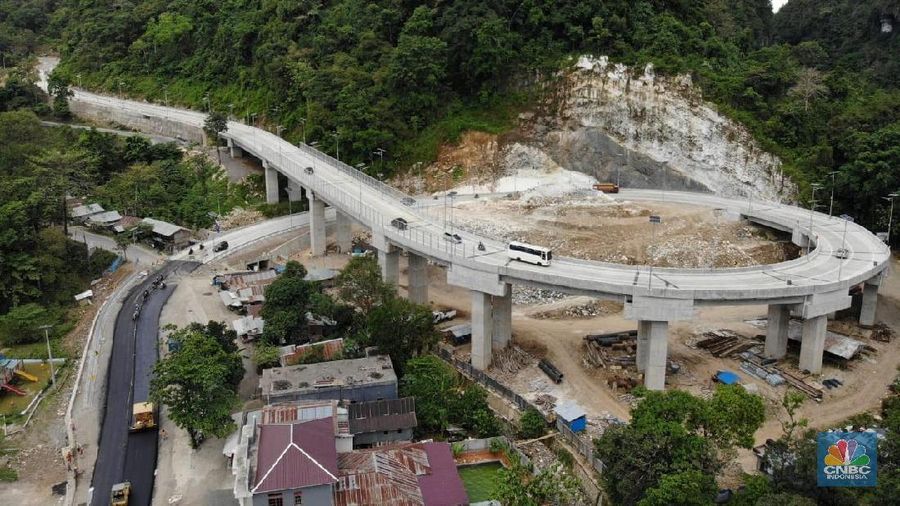 Selain menjadi jalur logistik, ruas jalan ini merupakan akses ke daerah wisata Taman Nasional Bantimurung.