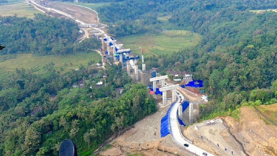 Kementerian Pekerjaan Umum dan Perumahan Rakyat (PUPR) meminta masyarakat untuk berhati-hati pada titik kritis yang terdapat pada Jalan Tol Jakarta-Surabaya.