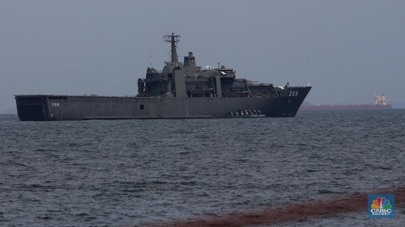 Militer dan Kepolisian Singapura siap siaga dan berpatroli di Perairan Pantai Palawan (Palawan Beach), Pulau Sentosa yang berbatasan dengan Selat Malaka