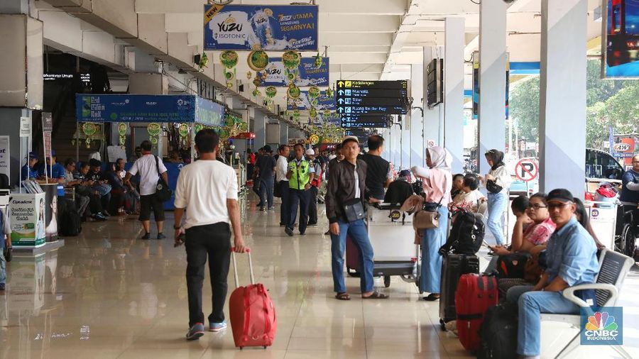Ribuan Pemudik Mulai Padati Bandara Halim Perdana Kusuma