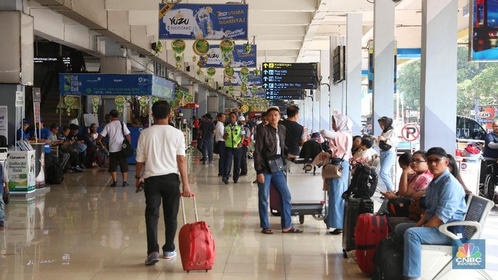 Ribuan Pemudik Mulai Padati Bandara Halim Perdana Kusuma