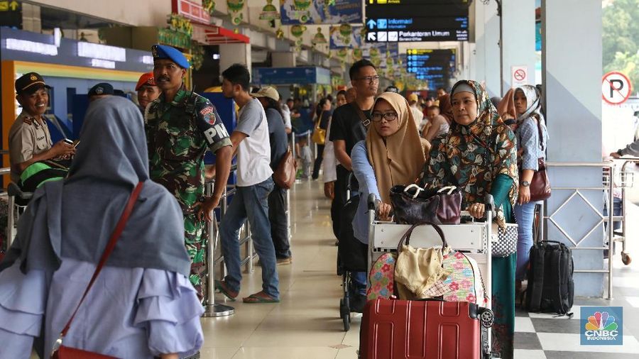 PT. Angkasa Pura II selaku pengelola Bandara Halim Perdanakusuma mencatat ada 340 penerbangan dengan 49.557 penumpang dengan tujuan penerbangan domestik.