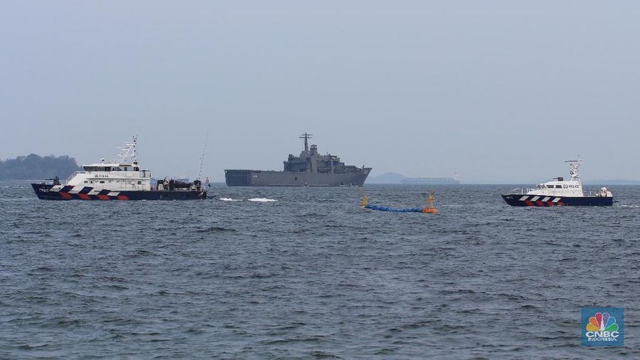Militer dan Kepolisian Singapura siap siaga dan berpatroli di Perairan Pantai Palawan (Palawan Beach), Pulau Sentosa yang berbatasan dengan Selat Malaka