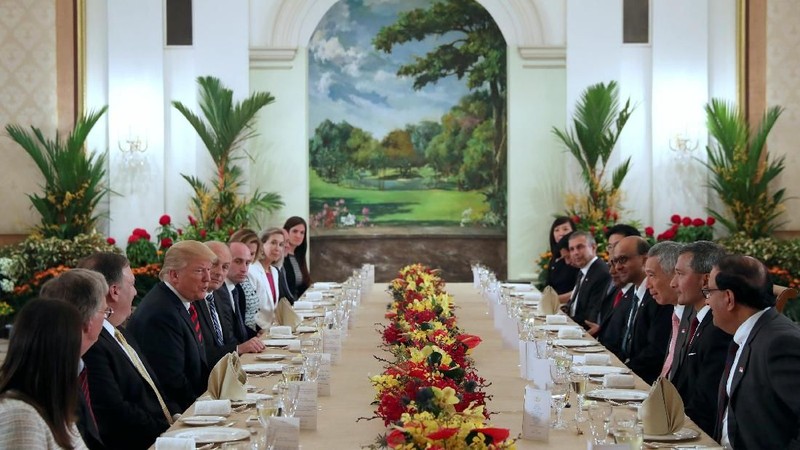 Menu makan siang pada salina pertemuan Trump dan Lee berupa Lobster bisque, beef tenderloin, dan es krim.