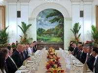 Kehangatan Trump dan Perdana Menteri Lee Santap Siang Bersama