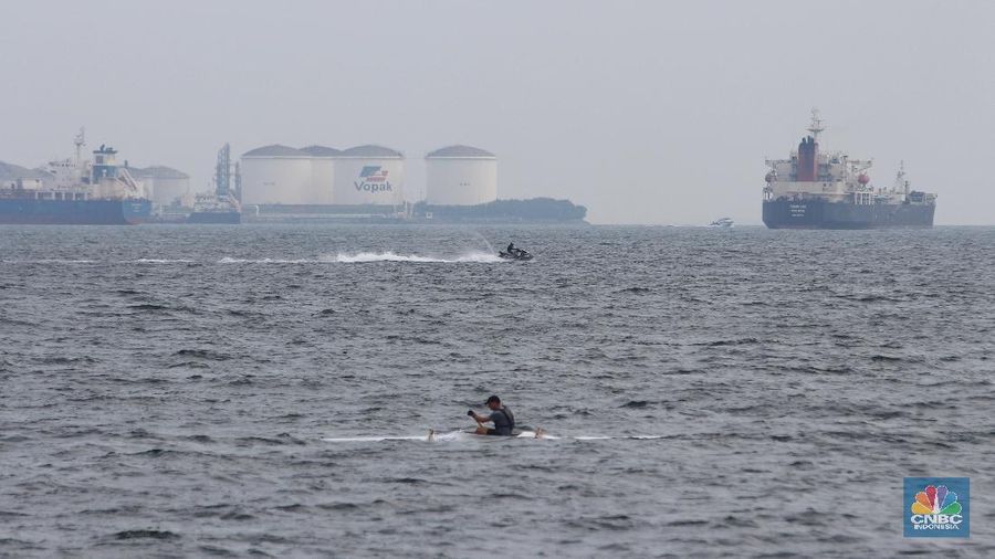 Militer dan Kepolisian Singapura siap siaga dan berpatroli di Perairan Pantai Palawan (Palawan Beach), Pulau Sentosa yang berbatasan dengan Selat Malaka