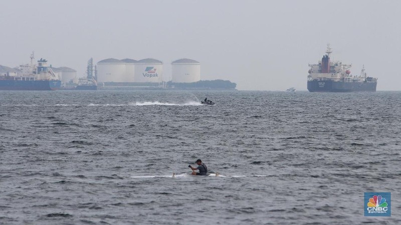 Militer dan Kepolisian Singapura siap siaga dan berpatroli di Perairan Pantai Palawan (Palawan Beach), Pulau Sentosa yang berbatasan dengan Selat Malaka