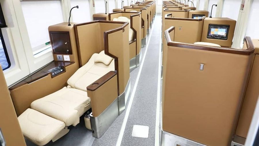 Kereta first class siap dioperasikan PT Kereta Api Indonesia mulai besok.