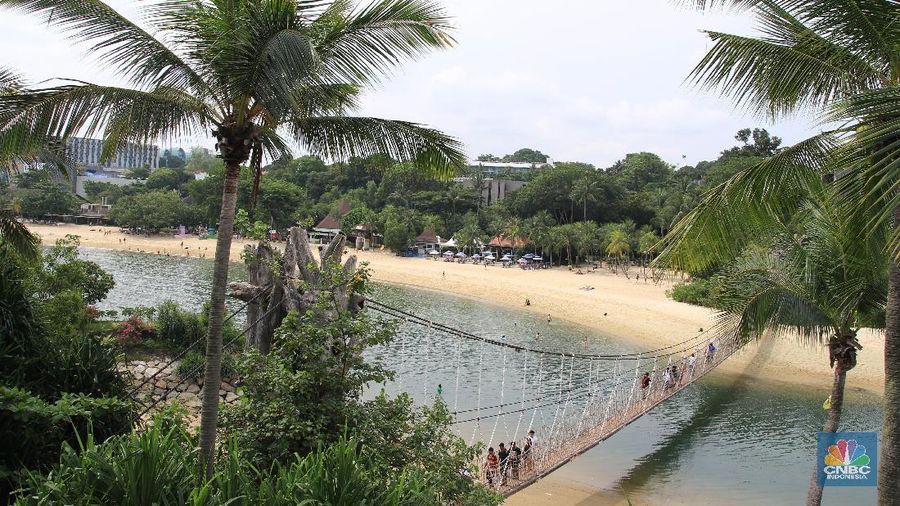 Militer dan Kepolisian Singapura siap siaga dan berpatroli di Perairan Pantai Palawan (Palawan Beach), Pulau Sentosa yang berbatasan dengan Selat Malaka