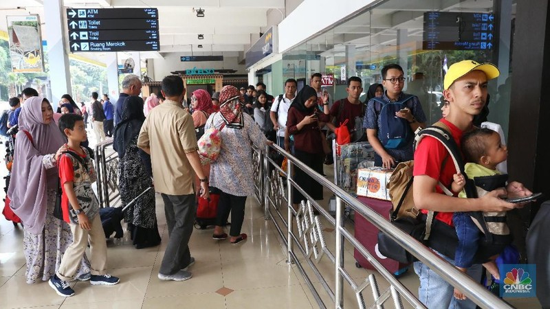 PT. Angkasa Pura II selaku pengelola Bandara Halim Perdanakusuma mencatat ada 340 penerbangan dengan 49.557 penumpang dengan tujuan penerbangan domestik.