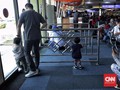 Tips Membuat Anak Tenang saat Pesawat Delay
