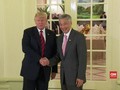 VIDEO: Sehari Jelang KTT AS-Korut, Trump Temui PM Singapura