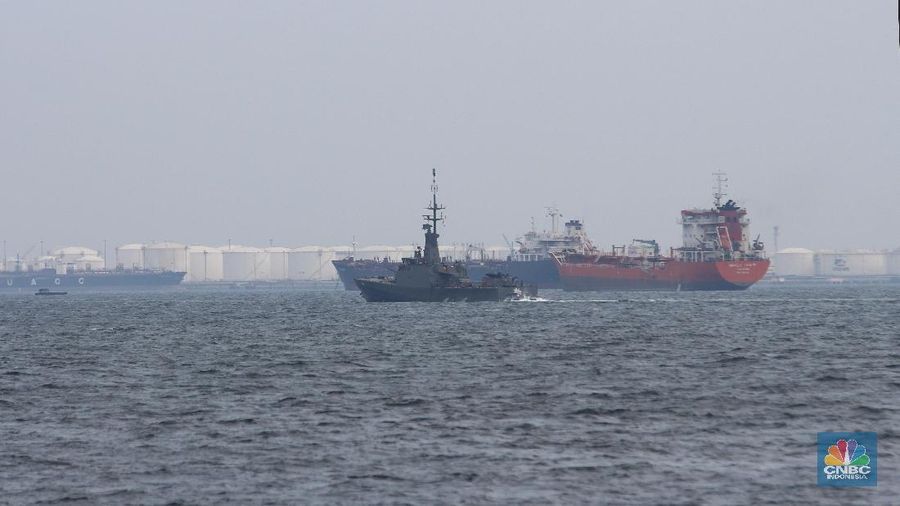 Militer dan Kepolisian Singapura siap siaga dan berpatroli di Perairan Pantai Palawan (Palawan Beach), Pulau Sentosa yang berbatasan dengan Selat Malaka