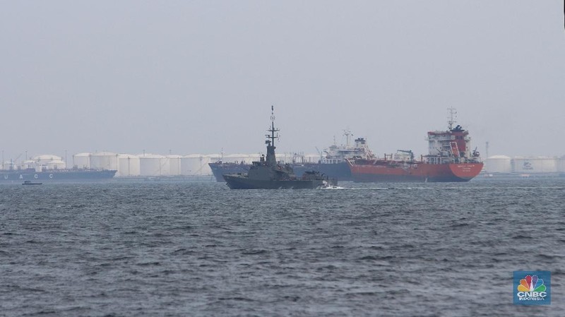 Militer dan Kepolisian Singapura siap siaga dan berpatroli di Perairan Pantai Palawan (Palawan Beach), Pulau Sentosa yang berbatasan dengan Selat Malaka
