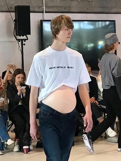 Aneh, Ada Model Pria Hamil di Catwalk London Fashion Week Aneh, Ada Model Pria Hamil di Catwalk London Fashion Week