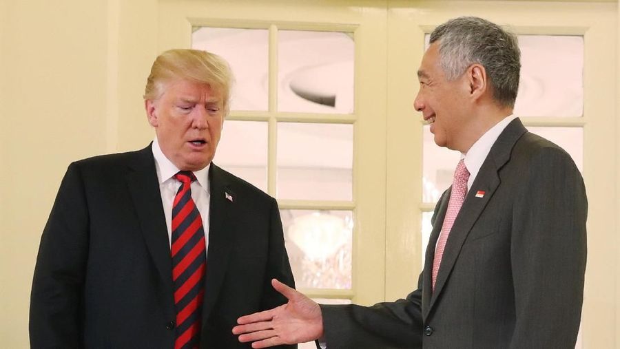 U.S. President Donald Trump and Singapore's Prime Minister Lee Hsien Loong shake hands during a meeting at the Istana in Singapore June 11, 2018.  REUTERS/Jonathan Ernst