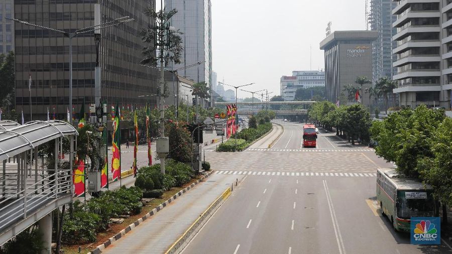Jalan-jalan protokol di Kota Jakarta, Mulai dari Senin cenderung sepi karena telah ditinggal sebagian penduduknya mudik.