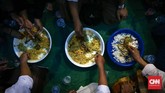 Nasi kebuli disantap bersamaan dengan lauk potongan kambing dan juga ayam ditambah acar. Budaya arab sangat kental sekali khususnya kuliner saat buka puasa bersama di Masjid Azzawiyah Pekojan Jakarta. (CNNIndonesia/Safir Makki)