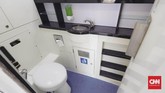 Fasilitas toilet di dalam gerbang kereta sleeper class mirip dengan yang tersedia di pesawat. (CNNIndonesia/Adhi Wicaksono)