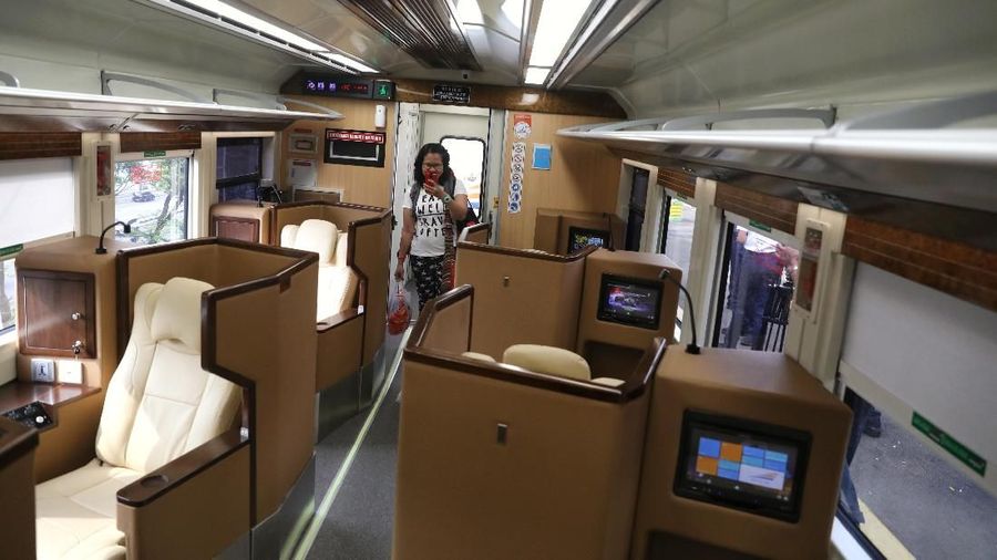 Hari ini, sektor kereta api di Indonesia kembali mencatatkan sejarah dengan menghadirkan layanan baru yaitu kereta first class.