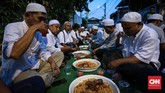 Dalam tradisi di Kampung Arab, warga beramah-tamah ke semua rumah dan mencicipi hidangan. Tradisi itu sekaligus melambangkan toleransi dan silaturahmi yang terus dijaga. (CNNIndonesia/Safir Makki)