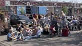Pengunjung istirahat seraya makan dan minum di pasar loak IJ Hallen, Amsterdam, Belanda.