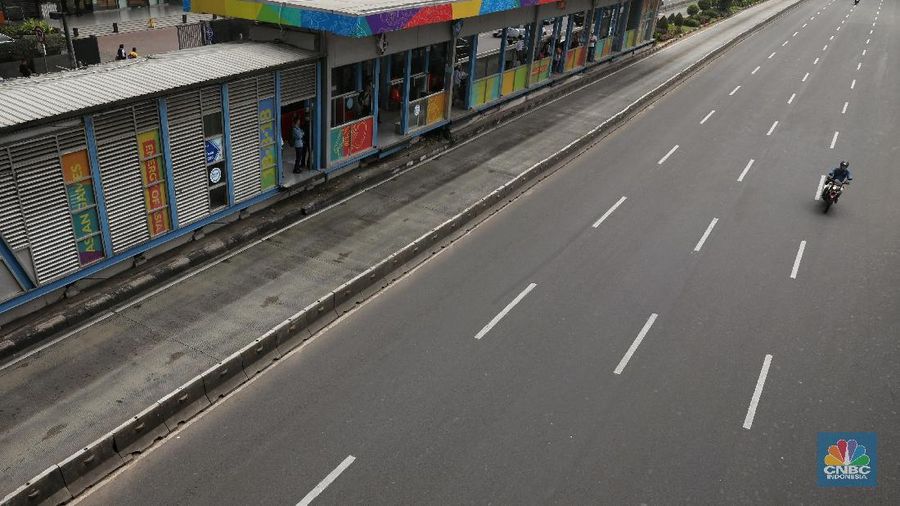 Jalan-jalan protokol di Kota Jakarta, Mulai dari Senin cenderung sepi karena telah ditinggal sebagian penduduknya mudik.