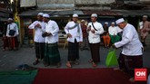 Tradisi itu sendiri sudah ada sejak tahun 1800-an. Bukan hanya warga sekitar, Kampung Arab juga diramaikan warga dari Kepulauan Seribu dan Bogor. (CNNIndonesia/Safir Makki)
