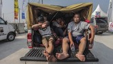 Pemudik berada di dalam angkutan bak terbuka di Jalur Tol Pejagan-Pemalang, Tegal, Jawa Tengah, Minggu (10/6). Meski pihak kepolisian melarang penggunaaan kendaraan bak terbuka untuk mudik, tapi masih banyak pemudik yang melakukan hal tersebut. ANTARA FOTO/Muhammad Adimaja/kye/18