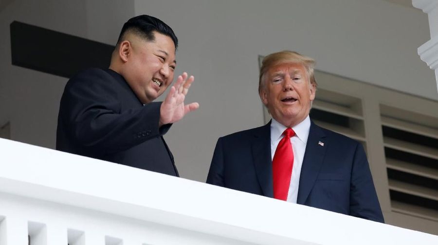 Presiden Amerika Serikat (AS) Donald Trump dan pemimpin Korea Utara, Kim Jong Un, akhirnya saling berjabat tangan dalam tatap muka pertama mereka