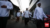 Warga keturunan arab berdatangan ke Masjid Azzawiyah, Pekojan, Jakarta. Di kawasan Pekojan ini memang banyak ditemui masjid bersejarah. Masjid-masjid itu merupakan peninggalan warga keturunan Hadramaut (Yaman), Arab, dan India, yang banyak tinggal di kawasan itu. (CNNIndonesia/Safir Makki)