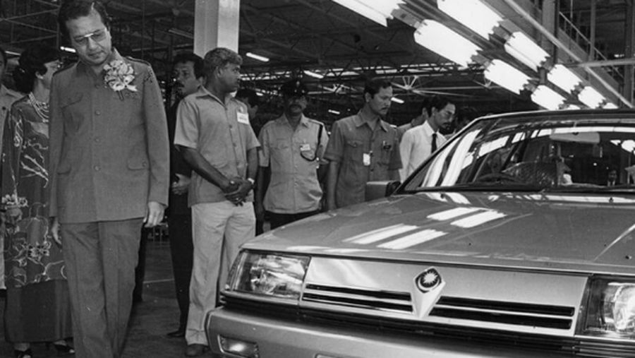 PM Mahathir Mohamad ingin mengembangkan mobil nasional Malaysia.