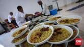 Para jamaah menyiapkan nasi kebuli yang akan disantap bersamaan saat buka puasa di Masjid Azzawiyah, Pekojan Jakarta. Tradisi turun temurun ini selalu dilakukan di malam 27 Ramadan bertepatan dengan khataman Al quran. (CNNIndonesia/Safir Makki)