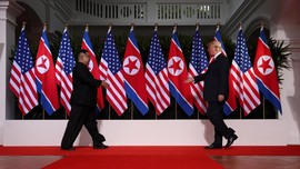 FOTO: Pertemuan Bersejarah Donald Trump dan Kim Jong-un