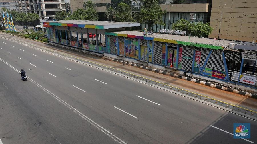 Jalan-jalan protokol di Kota Jakarta, Mulai dari Senin cenderung sepi karena telah ditinggal sebagian penduduknya mudik.
