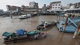 Kapal cepat yang membawa pemudik asal Indragiri Hilir, Riau, bersiap menepi setibanya di Dermaga Pelabuhan LLASDP Kualatungkal, Tanjungjabung Barat, Jambi, Minggu (10/6). (ANTARA FOTO/Wahdi Septiawan/kye/18)