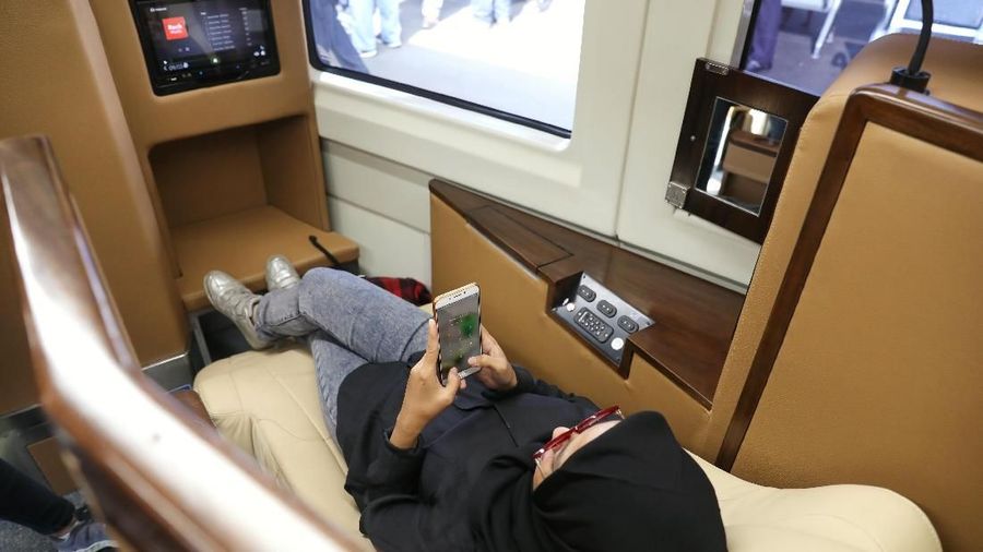 Tiket kereta first class untuk keberangkatan perdana rute Jakarta-Surabaya Hari ini habis terjual.