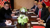 Kim Jong-un dan Donald Trump bersama jajaran delegasi masing-masing dalam pertemuan bilateral di ruang khusus di Hotel Capella, Sentosa, Singapura. Sebelum berjalan di lorong hotel, Kim memberi tahu Trump bahwa banyak yang menyangka pertemuan mereka adalah fantasi. (REUTERS/Jonathan Ernst)