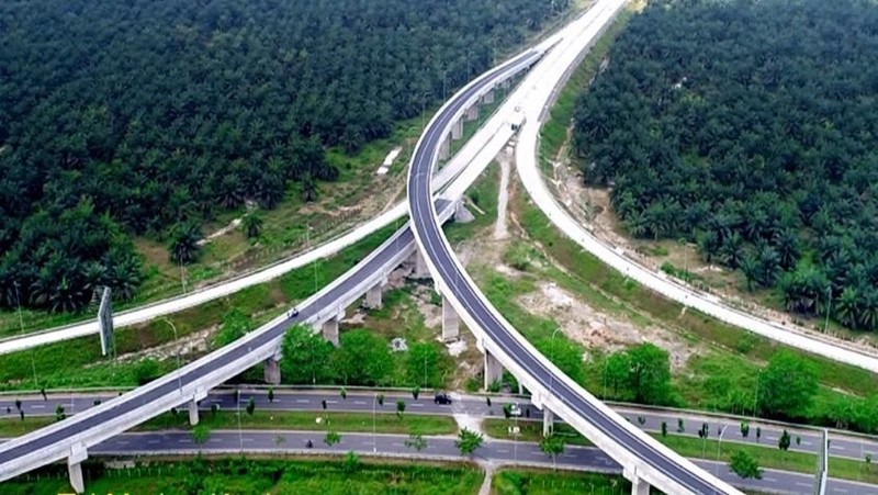 Adanya tol ini mempersingkat waktu tempuh dari Bandara Kualanamu ke Danau Toba, dari sebelumnya hingga 6 jam.