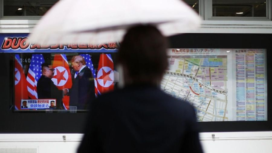 Presiden Amerika Serikat (AS) Donald Trump dan pemimpin Korea Utara, Kim Jong Un, akhirnya saling berjabat tangan dalam tatap muka pertama mereka