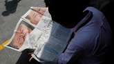 Pertemuannya menghiasi surat kabar di seluruh dunia, memastikan tak ada sedikitpun berita yang terlewatkan. (REUTERS/Tyrone Siu)