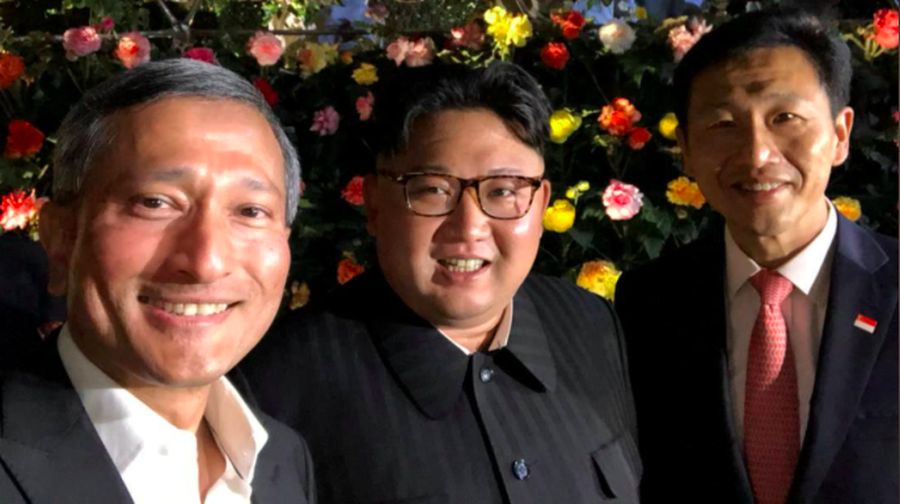 Pemimpin Korea Utara Kim Jong Un berjalan-jalan bersama Menteri Luar Negeri Singapura Vivian Balakrishnan.