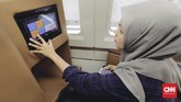 Salah satu layanan yang diberikan kereta sleeper class adalah televisi 12 inch yang dilengkapi dengan headset. (CNNIndonesia/Adhi Wicaksono)