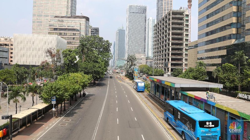 Jalan-jalan protokol di Kota Jakarta, Mulai dari Senin cenderung sepi karena telah ditinggal sebagian penduduknya mudik.