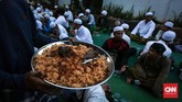Makanan berbuka puasa tak hanya datang dari warga kampung arab saja, Sumbangan dari habib dan jamaah pun mengalir. (CNNIndonesia/Safir Makki)