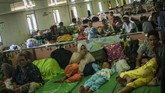 Semua moda dipasatikan padat, dari mulai kereta api, pesawat, bus hingga kendaraan pribadi digunakan untuk ke kampung halaman. (ANTARA FOTO/Aprillio Akbar/pras/18)
