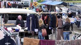 Pasar loak IJ Hallen berada di kawasan Amsterdam Noord, bekas galangan kapal Nederlandse Droogdok en Scheepsbouw Maatschappij (NDSM) tua yang besar.