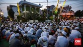 Banyaknya jamaah yang hadir untuk berbuka puasa hingga meluap ke jalanan. Antusias jamaah dan warga hadir setahun sekali untuk bersilaturahmi dan khataman al quran. (CNNIndonesia/Safir Makki)