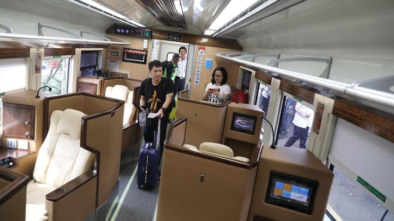 Tiket kereta first class untuk keberangkatan perdana rute Jakarta-Surabaya Hari ini habis terjual.