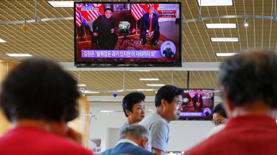 Presiden Amerika Serikat (AS) Donald Trump dan pemimpin Korea Utara, Kim Jong Un, akhirnya saling berjabat tangan dalam tatap muka pertama mereka